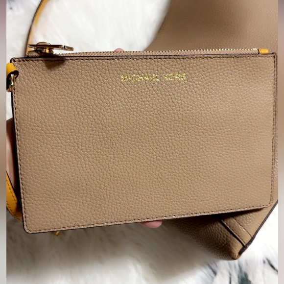 Michael Kors Tan Shoulder Bag with Sleek Design - Picture 3 of 15